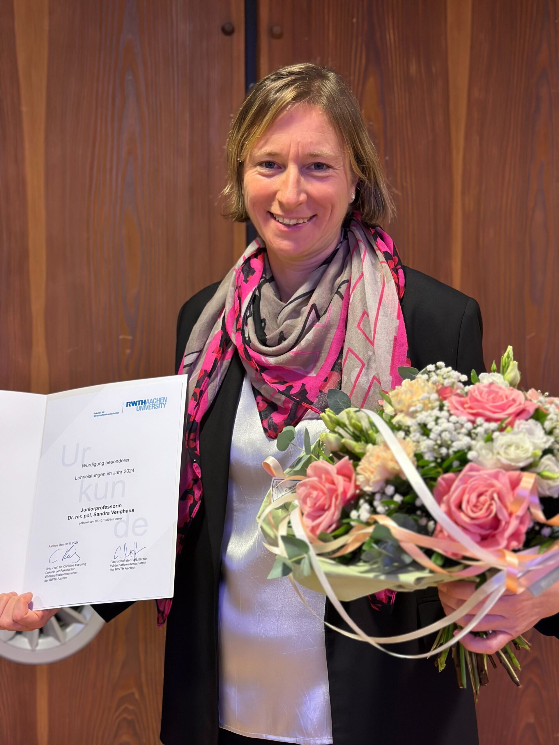 Prof. Sandra Venghaus bekommt den Lehrpreis der Fakultät für Wirtschaftswissenschaften verliehen.